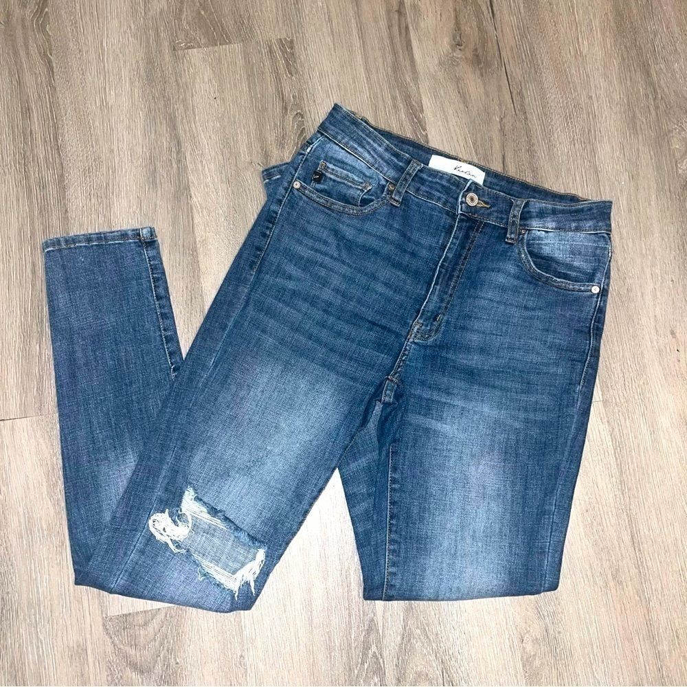 KanCan Jeans size 9/28 Women’s distressed stretch EUC